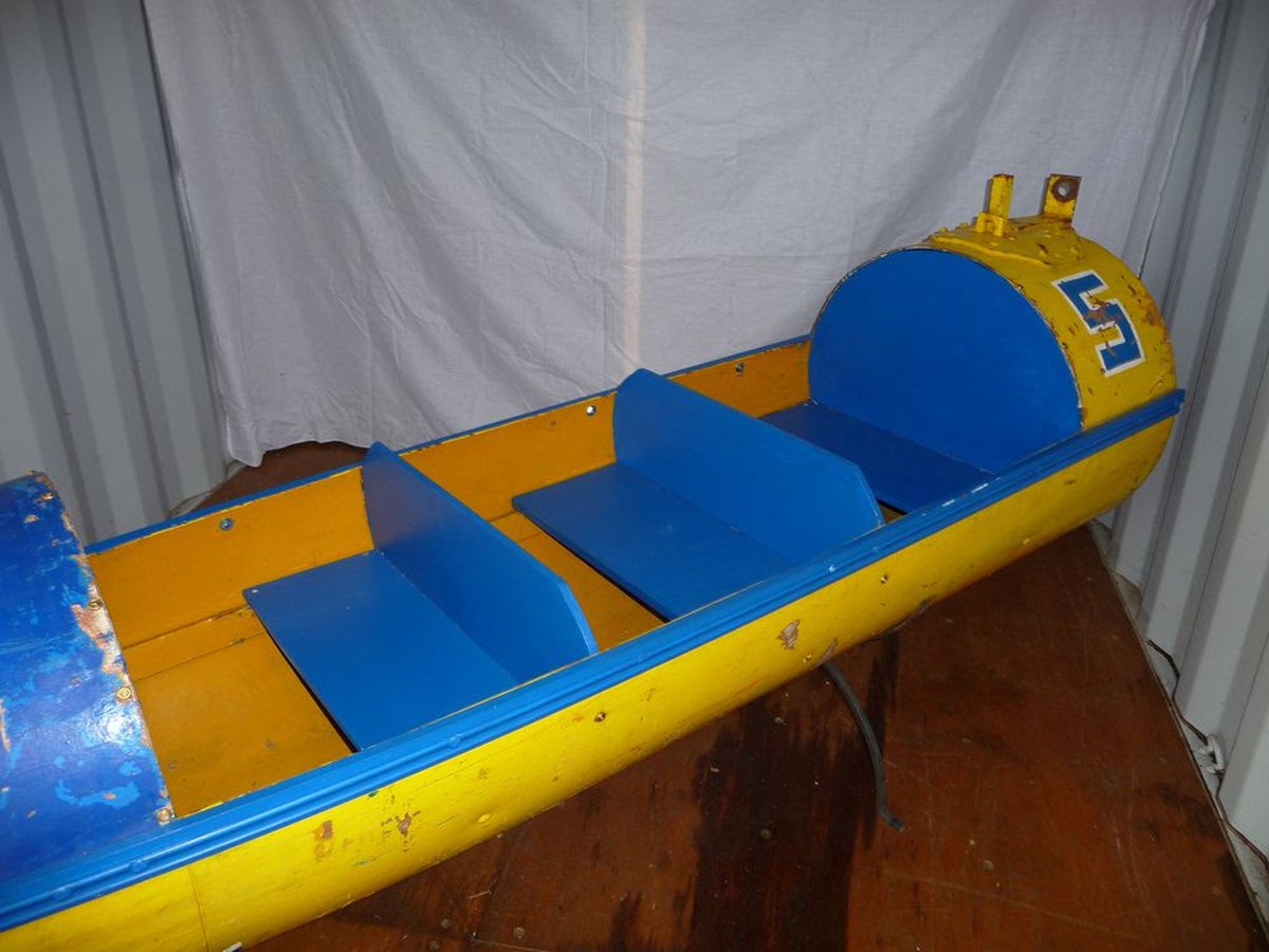 A VINTAGE YELLOW AN BLUE FIBREGLASS AND WOOD FAIRGROUND ROCKET RIDE 1950'S LENGTH 252CMS