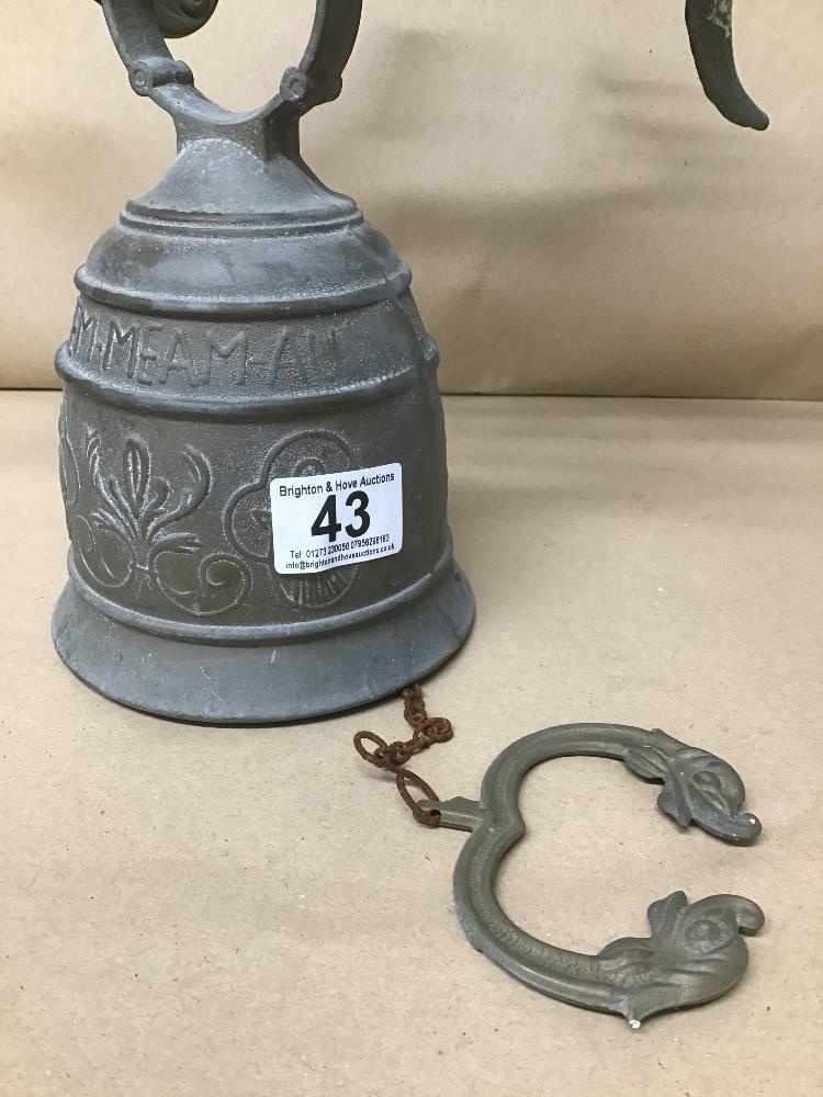 AN ORNATE WALL MOUNTING BELL ON BRACKET - Image 3 of 3