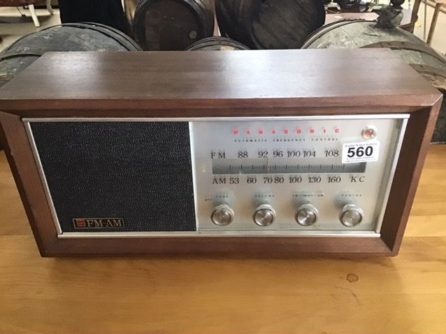 A VINTAGE PANASONIC AM/FM RADIO