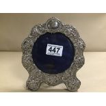 A VICTORIAN SILVER MOUNTED PHOTO FRAME OF CIRCULAR FORM, 10CM APERTURE