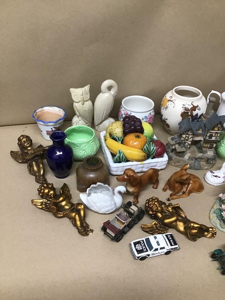 ASSORTED COLLECTABLES, INCLUDING FOUR GILT PLASTER CHERUBS, A STAFFORDSHIRE SADLER PATTERN POT, A - Image 3 of 5