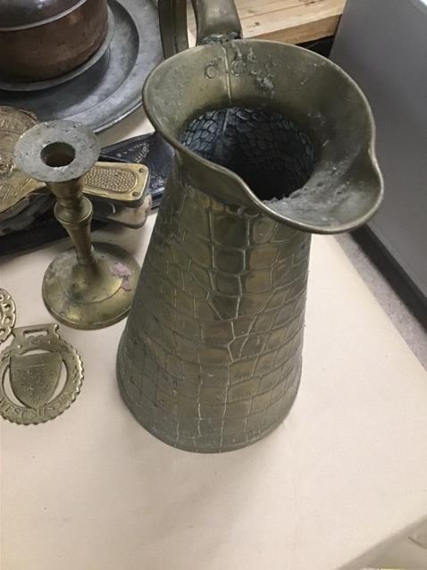 A QUANTITY OF ASSORTED METALWARE, INCLUDING TWO EARLY PEWTER PLATES, BRASS POURING JUGS, HORSE - Image 3 of 4