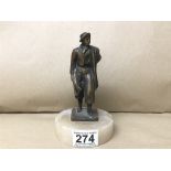 AN EARLY 20TH CENTURY BRONZE FIGURE OF A GENTLEMAN WITH COAT OVER ONE SHOULDER, RAISED UPON CIRCULAR