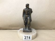 AN EARLY 20TH CENTURY BRONZE FIGURE OF A GENTLEMAN WITH COAT OVER ONE SHOULDER, RAISED UPON CIRCULAR