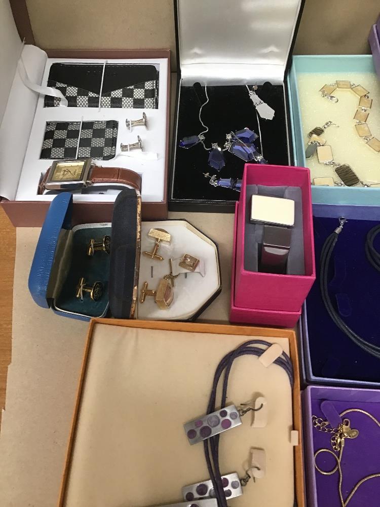 A QUANTITY OF MODERN COSTUME JEWELLERY, MOSTLY BOXED - Image 4 of 5