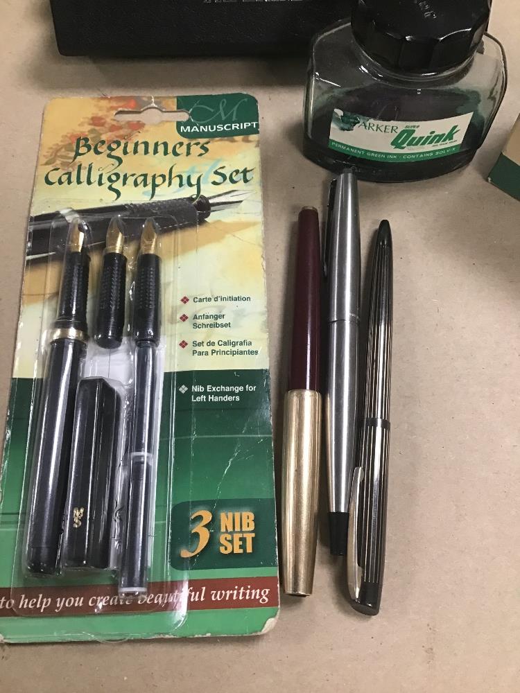 A GROUP OF PENS, INCLUDING PAPERMATE BALLPOINT IN ORIGINAL BOX, TWO PARKER FOUNTAIN PENS AND MORE - Image 2 of 4