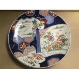 A LARGE 19TH CENTURY JAPANESE PORCELAIN CHARGER, HAND PAINTED DECORATION DEPICTING TRADITIONAL