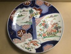 A LARGE 19TH CENTURY JAPANESE PORCELAIN CHARGER, HAND PAINTED DECORATION DEPICTING TRADITIONAL