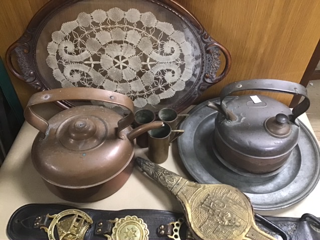 A QUANTITY OF ASSORTED METALWARE, INCLUDING TWO EARLY PEWTER PLATES, BRASS POURING JUGS, HORSE - Image 4 of 4