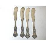 A SET OF FOUR STERLING SILVER KNIVES WITH CAST HANDLES, 110G