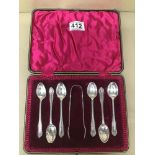 AN ORNATE EDWARDIAN SET OF SILVER SPOONS WITH MATCHING PAIR OF SUGAR TONGS, ALL FITTED IN ORIGINAL
