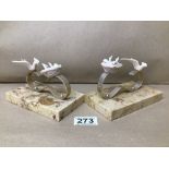 A PAIR OF ART DECO STYLE FIGURES OF A MOTHER BIRD WITH CHICK IN A NEST, RAISED ON MARBLE BASE, 8CM