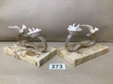 A PAIR OF ART DECO STYLE FIGURES OF A MOTHER BIRD WITH CHICK IN A NEST, RAISED ON MARBLE BASE, 8CM