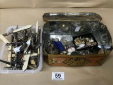 A QUANTITY OF ASSORTED COLLECTABLES, INCLUDING COSTUME JEWELLERY, SILVER PLATE KNIFE RESTS, BONE