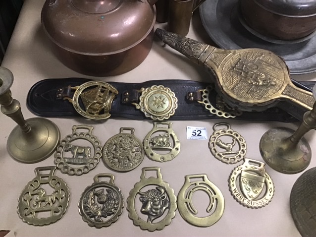 A QUANTITY OF ASSORTED METALWARE, INCLUDING TWO EARLY PEWTER PLATES, BRASS POURING JUGS, HORSE - Image 2 of 4
