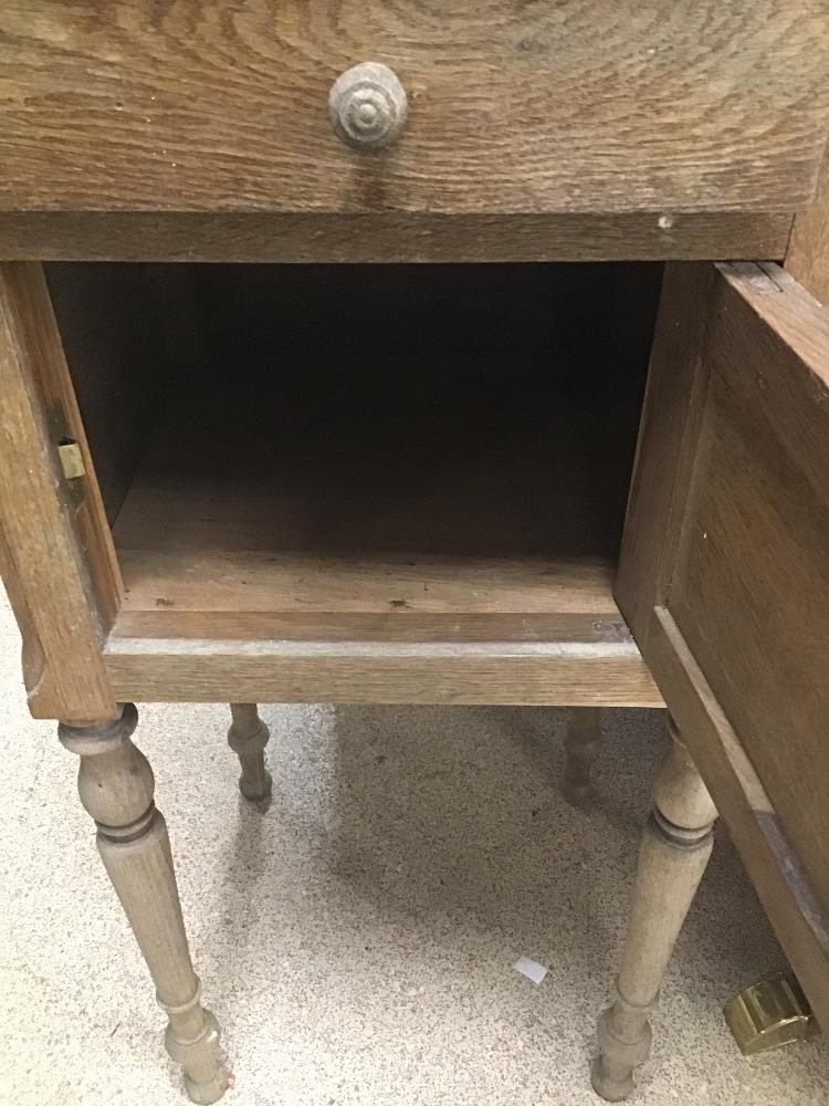 A FRENCH OAK BEDSIDE CHEST WITH PINK MARBLE TOP - Image 4 of 4