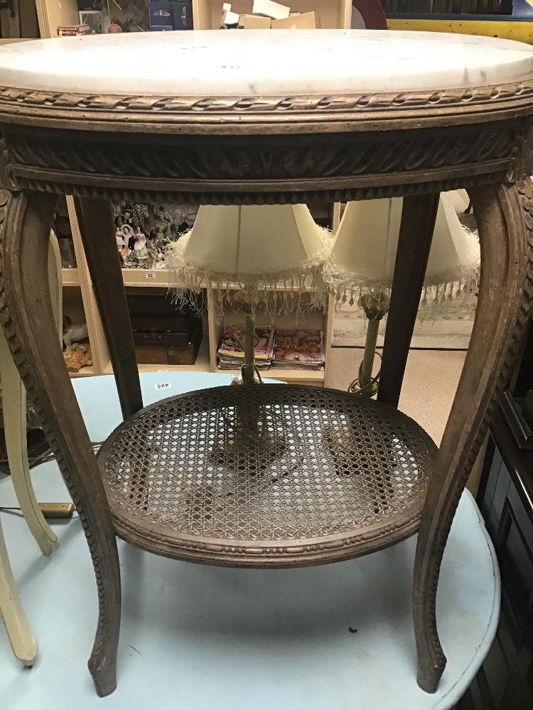 A FRENCH ORNATE OVAL SIDE TABLE WITH A WHITE MARBLE TOP AND A WICKER SHELF ON TURNED OUT LEGS - Image 3 of 3