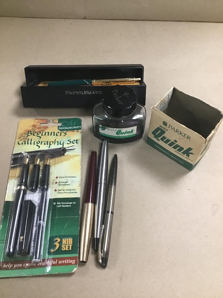 A GROUP OF PENS, INCLUDING PAPERMATE BALLPOINT IN ORIGINAL BOX, TWO PARKER FOUNTAIN PENS AND MORE