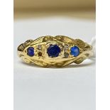 AN ELEGANT LADIES 18CT YELLOW GOLD RING SET WITH THREE SAPPHIRES, RING SIZE M, 2.3G