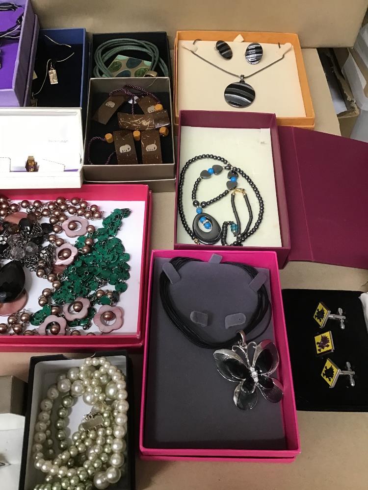 A QUANTITY OF MODERN COSTUME JEWELLERY, MOSTLY BOXED - Image 2 of 5