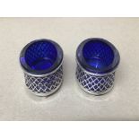 A PAIR OF SILVER SALTS OF OVAL FORM WITH PIERCED BORDERS AND BLUE GLASS LINERS, HALLMARKED