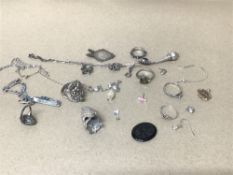 AN ASSORTMENT OF SILVER AND WHITE METAL JEWELLERY INCLUDING RINGS, MEDUSA STYLE THIMBLE AND MORE,