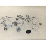 AN ASSORTMENT OF SILVER AND WHITE METAL JEWELLERY INCLUDING RINGS, MEDUSA STYLE THIMBLE AND MORE,