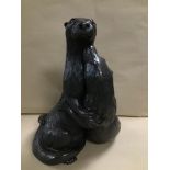 A LARGE HEAVY RESIN SCULPTURE OF TWO OTTERS, BRONZE EFFECT, 36CM HIGH