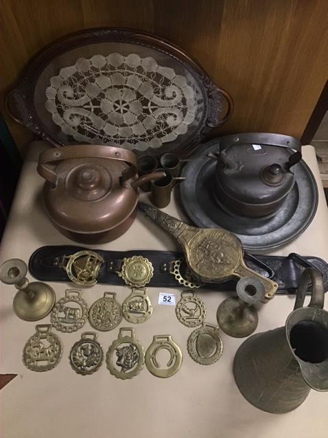 A QUANTITY OF ASSORTED METALWARE, INCLUDING TWO EARLY PEWTER PLATES, BRASS POURING JUGS, HORSE