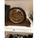 A MAHOGANY CASED SMITH'S MANTLE CLOCK, THE DIAL WITH GILT ROMAN NUMERALS DENOTING HOURS, 34CM WIDE