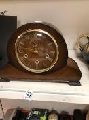 A MAHOGANY CASED SMITH'S MANTLE CLOCK, THE DIAL WITH GILT ROMAN NUMERALS DENOTING HOURS, 34CM WIDE