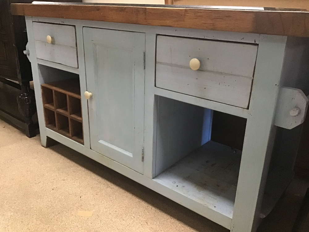 A SOLID WOODEN KITCHEN ISLAND WITH A BLACK MARBLE TOP AND DRAWERS AND A CUPBOARD SPACE IN LIGHT BLUE - Image 3 of 3