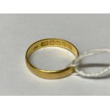 AN EARLY 20TH CENTURY SCOTTISH 22CT YELLOW GOLD WEDDING BAND, HALLMARKED GLASGOW 1920, RING SIZE
