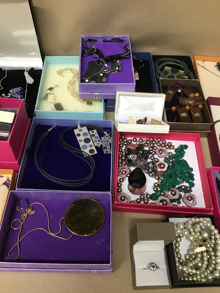 A QUANTITY OF MODERN COSTUME JEWELLERY, MOSTLY BOXED - Image 3 of 5