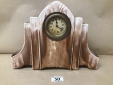 A MID CENTURY GLAZED CERAMIC MANTLE CLOCK, THE DIAL WITH ARABIC NUMERALS DENOTING HOURS, 32CM WIDE