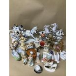 A COLLECTION OF ASSORTED CERAMICS AND OTHER ITEMS, INCLUDING A LEONARDO COLLECTION RESIN FIGURE