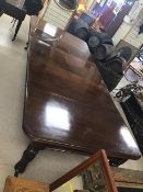 A VICTORIAN MAHOGANY EXTENDING DINING TABLE (WITH SPARE LEAVES) ON FLUTED LEGS 280 X 125 X72CMS