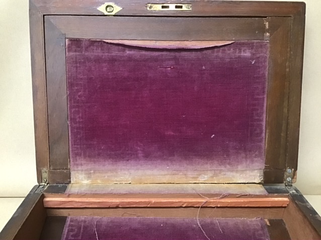 A LATE 19TH CENTURY MAHOGANY WRITING SLOPE OF RECTANGULAR FORM - Image 2 of 4