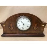 AN EDWARDIAN MAHOGANY MANTLE CLOCK WITH INLAID VENEER AND MOTHER OF PEARL DETAILING, THE ENAMEL DIAL