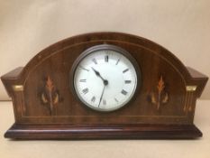 AN EDWARDIAN MAHOGANY MANTLE CLOCK WITH INLAID VENEER AND MOTHER OF PEARL DETAILING, THE ENAMEL DIAL