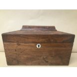 A VICTORIAN ROSEWOOD SARCOPHAGUS TEA CADDY, 30CM WIDE, LACKING INTERIOR