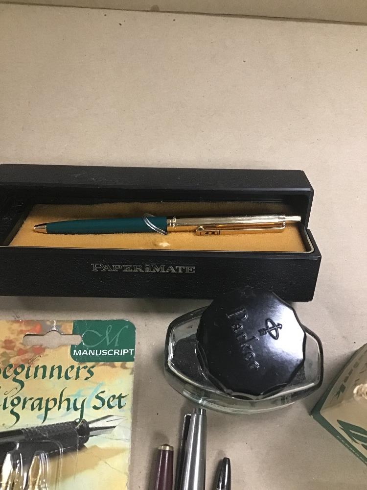 A GROUP OF PENS, INCLUDING PAPERMATE BALLPOINT IN ORIGINAL BOX, TWO PARKER FOUNTAIN PENS AND MORE - Image 3 of 4