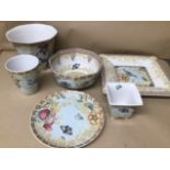 A GROUP OF SPODE SUMATRA PATTERN CERAMICS, INCLUDING VASE, BOWL, TEA CUPS AND SAUCERS AND MORE