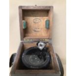 A BRITISH WWII RAF HAND HELD MILITARY COMPASS TYPE 06A, NO 49609.H, IN ORIGINAL WOODEN BOX