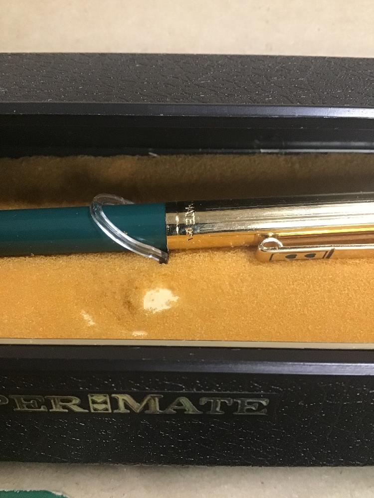 A GROUP OF PENS, INCLUDING PAPERMATE BALLPOINT IN ORIGINAL BOX, TWO PARKER FOUNTAIN PENS AND MORE - Image 4 of 4