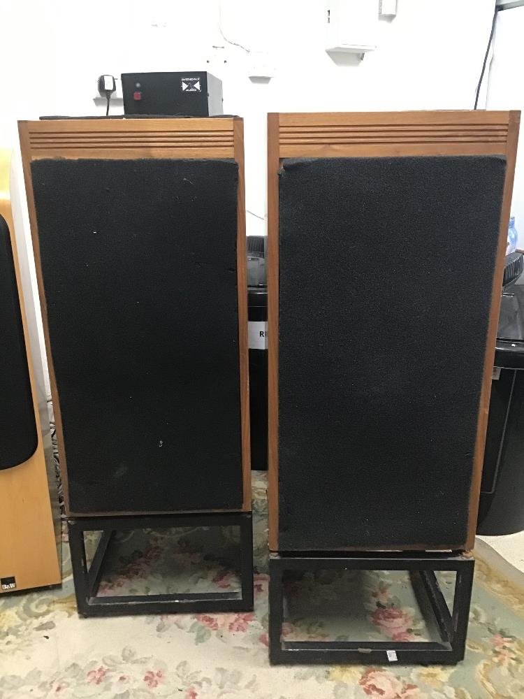 A PAIR OF VINTAGE LINN ISOBANK DMS HIFI SPEAKERS WITH STANDS AND AVONDALE AUDIO POWER SUPPLY - Image 2 of 7