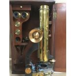 A 19TH CENTURY JOHN BROWNING NO 972 BRASS MICROSCOPE, 63 STRAND, LONDON, IN ORIGINAL FITTED MAHOGANY