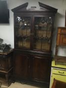 AN EARLY 19TH CENTURY MAHOGANY TWO-PIECE DISPLAY UNIT WITH STORAGE