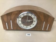 A MID CENTURY WOODEN CASED GERMAN MANTLE CLOCK WITH ART DECO STYLING, RAISED UPON FOUR BUN FEET