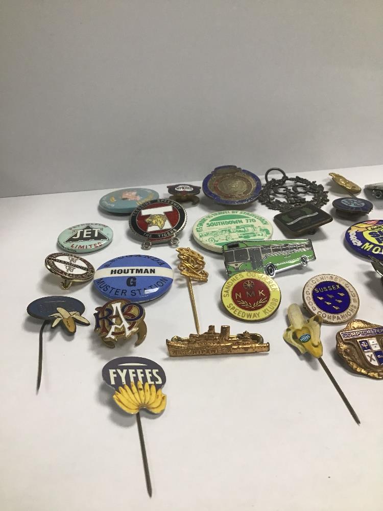A COLLECTION OF VINTAGE BADGES, BUTTONS AND PINS, SOME WITH ENAMEL DECORATION - Image 2 of 3